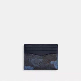 Schlankes Ausweishülle im charakteristischen Camo-Print