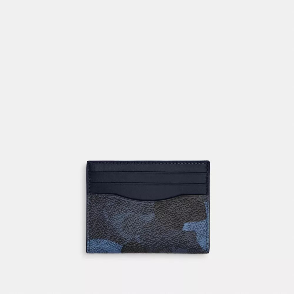 Schlankes Ausweishülle im charakteristischen Camo-Print