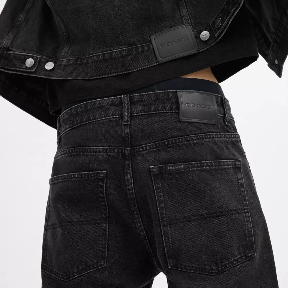 Schwarze Taper-Jeans aus Bio-Baumwolle