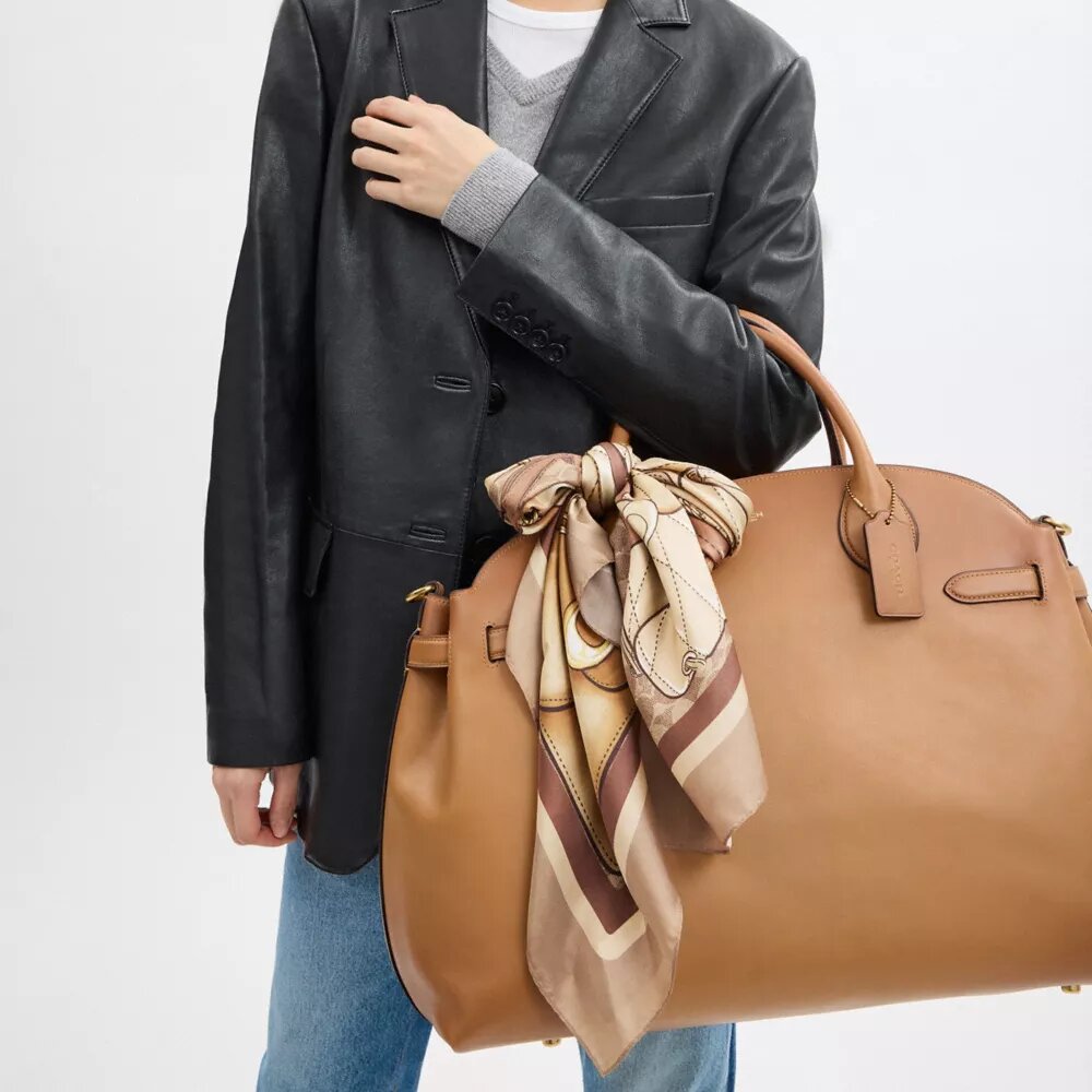 Seiden-Halstuch mit „Stacked Tabby Bags“-Print