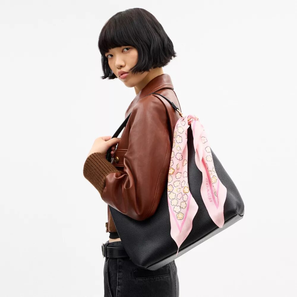 Seidenschal im Rautenmuster mit „Waterfall Tea Rose“-Print