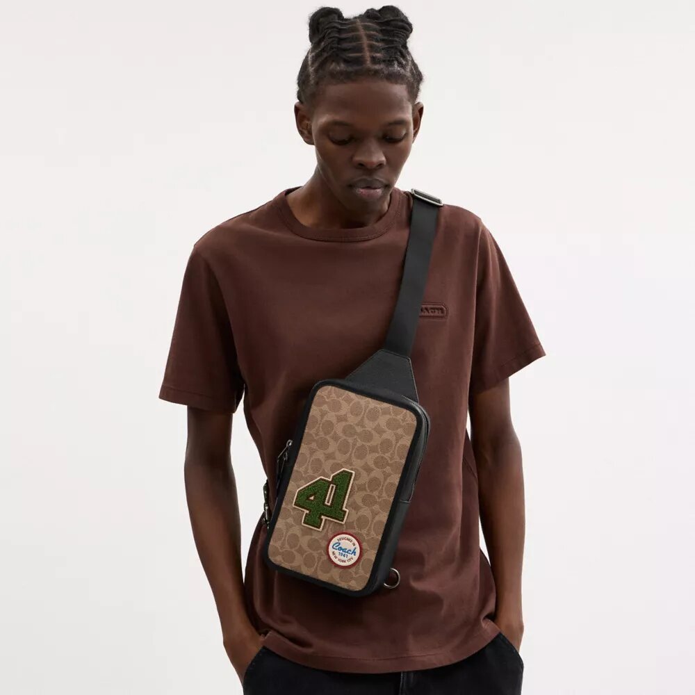 Sullivan-Rucksack aus Signature Canvas mit Aufnähern