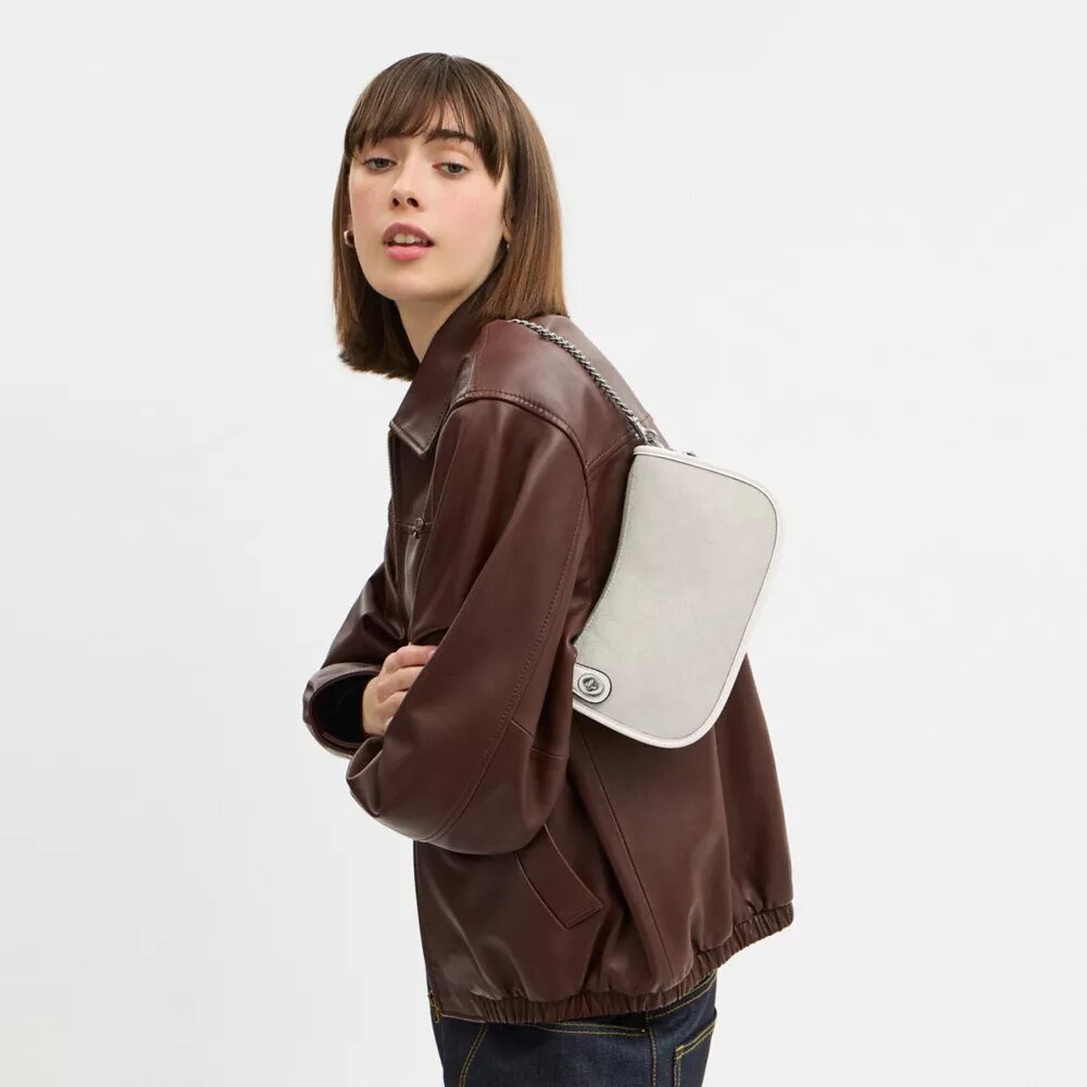 Swinger-Taschen aus charakteristischem Jacquard