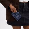 „Tabby“-Geldbörse aus charakteristischem Denim