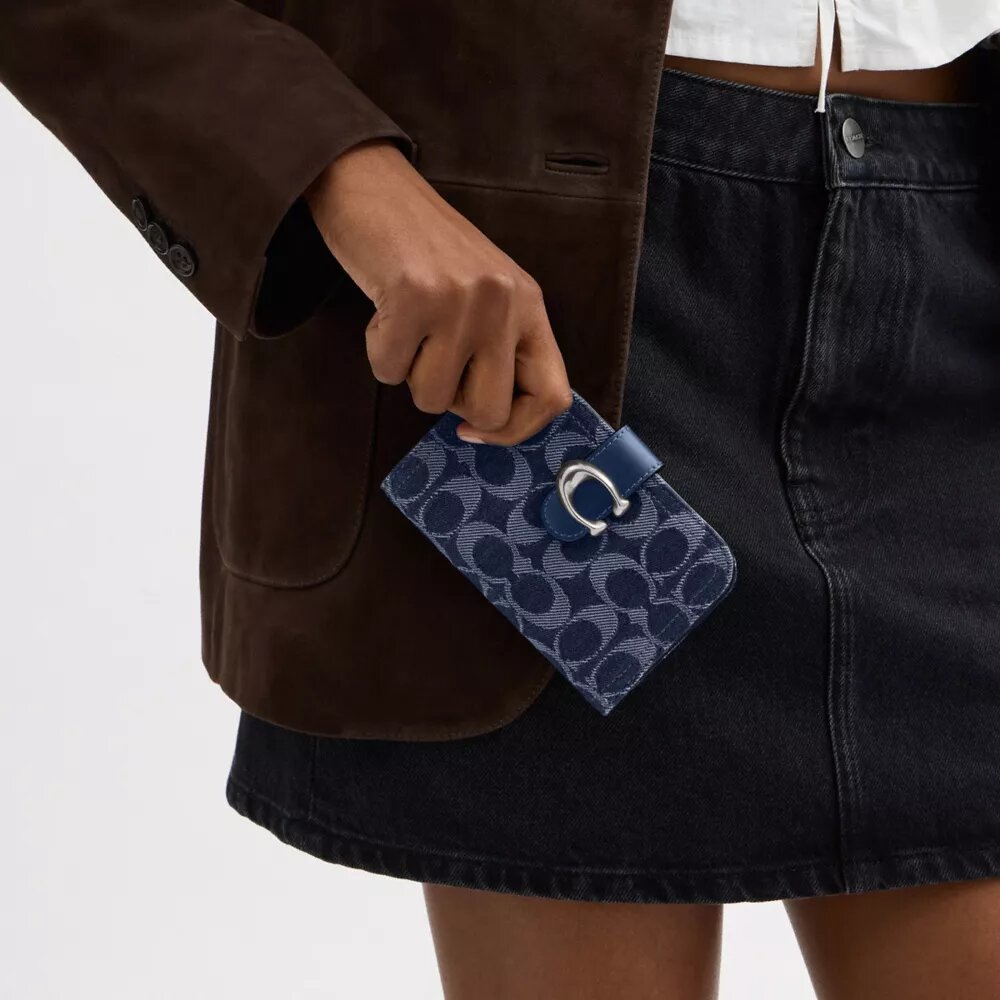 „Tabby“-Geldbörse aus charakteristischem Denim