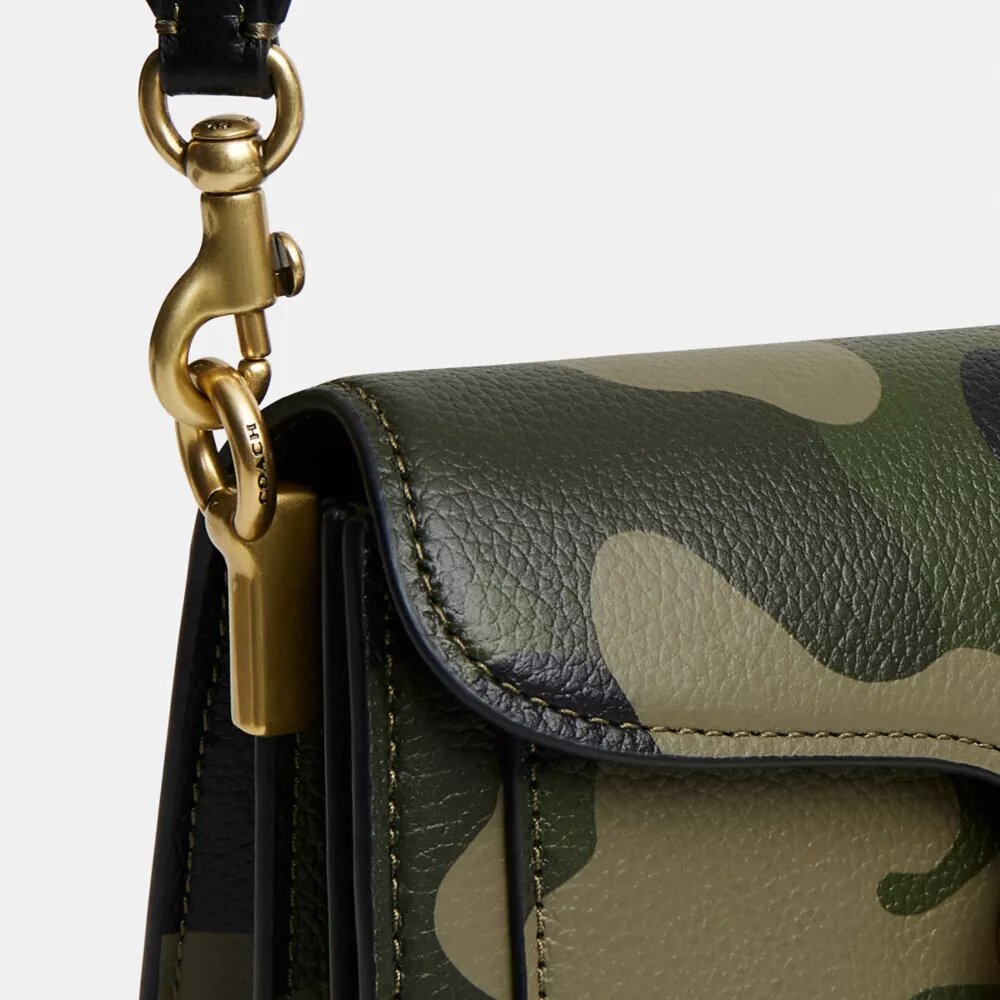 Tabby-Schultertasche 20 mit Camo-Print