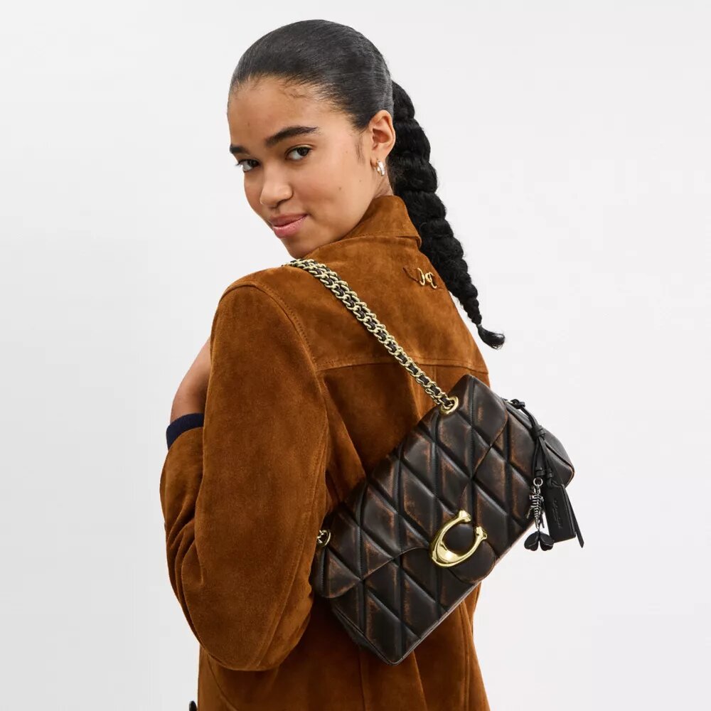 Tabby-Schultertasche 26 aus „Loved“-Leder mit Steppung