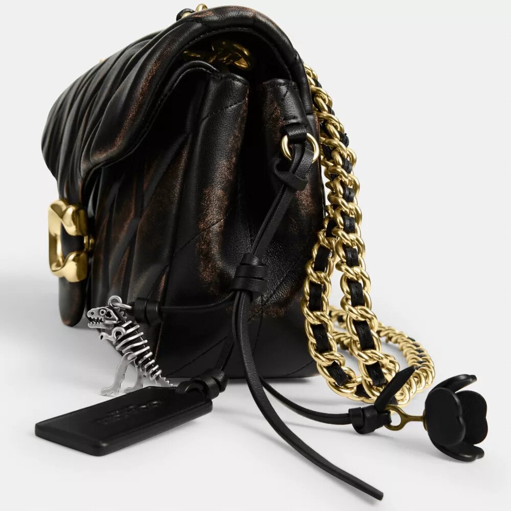 Tabby-Schultertasche 26 aus „Loved“-Leder mit Steppung