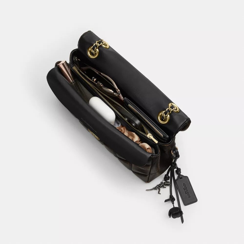 Tabby-Schultertasche 26 aus „Loved“-Leder mit Steppung