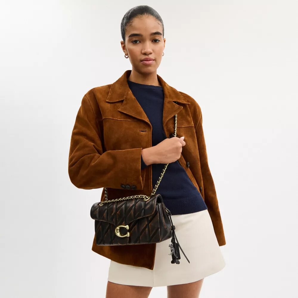 Tabby-Schultertasche 26 aus „Loved“-Leder mit Steppung