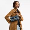 Tabby-Schultertasche 26 aus regenerativem Baumwoll-Denim