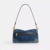 Tabby-Schultertasche 26 aus regenerativem Baumwoll-Denim