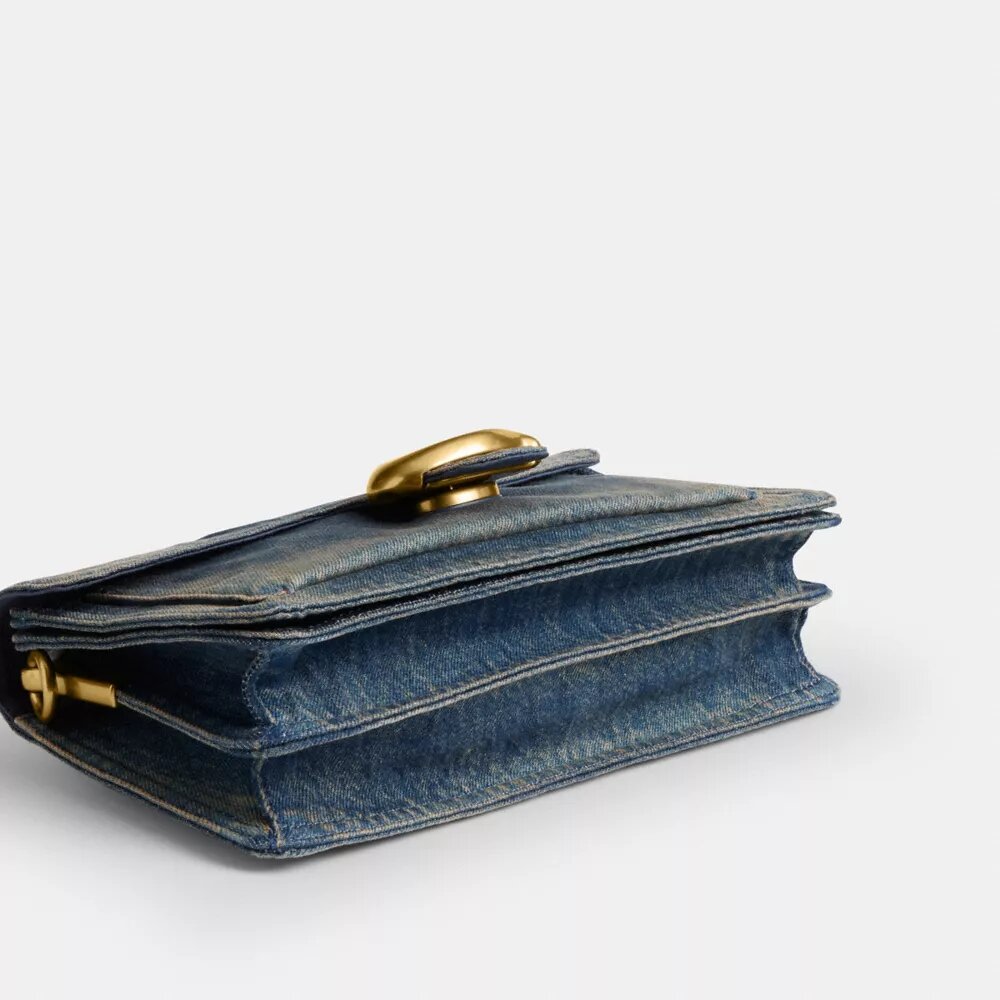 Tabby-Schultertasche 26 aus regenerativem Baumwoll-Denim