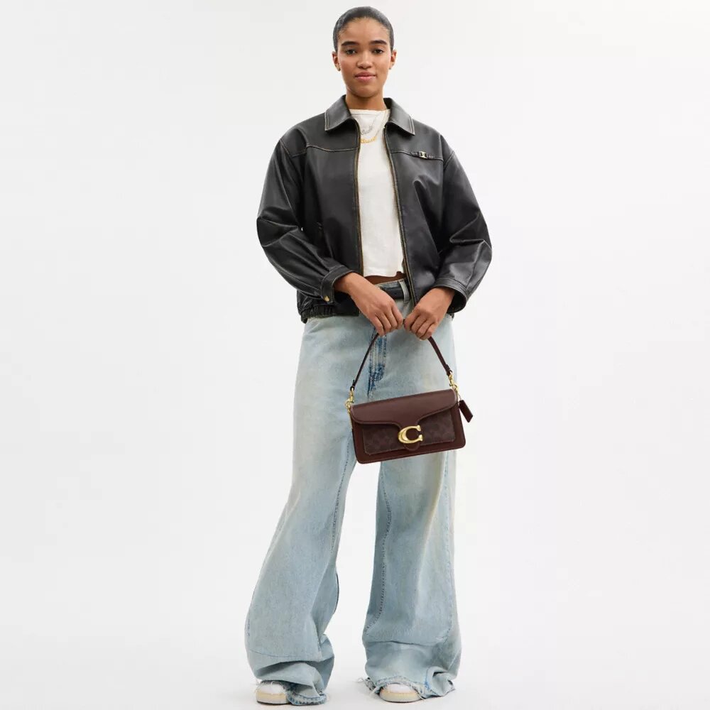 Tabby-Schultertasche 26 aus Signature Canvas