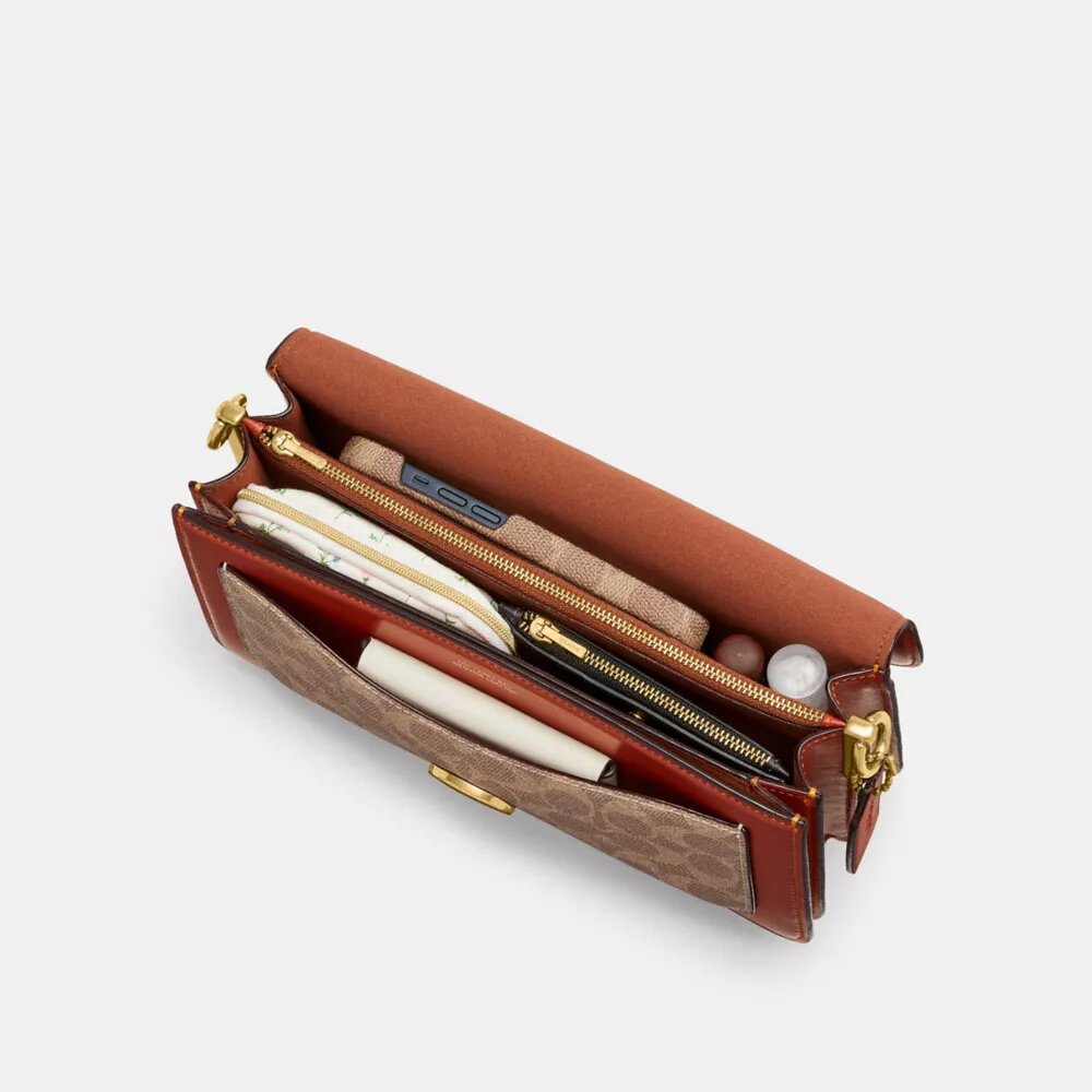 Tabby-Schultertasche 26 aus Signature Canvas