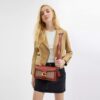 Tabby-Schultertasche 26 aus Signature Canvas