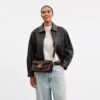 Tabby-Schultertasche 26 aus Signature Canvas