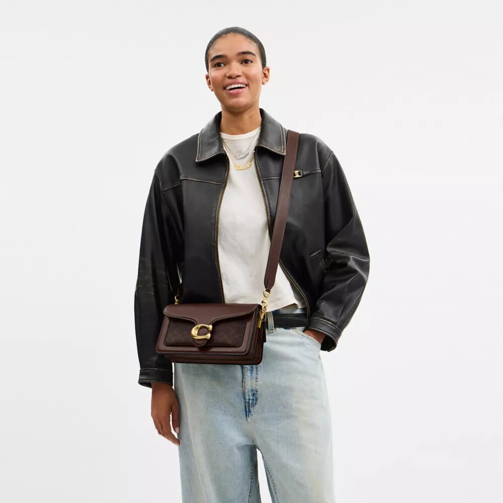 Tabby-Schultertasche 26 aus Signature Canvas