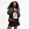 Tabby-Schultertasche 26 aus Signature Canvas