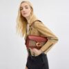 Tabby-Schultertasche 26 aus Signature Canvas