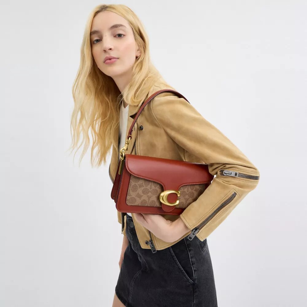 Tabby-Schultertasche 26 aus Signature Canvas