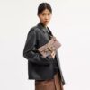 Tabby-Schultertasche 26 in Crystal Signature Jacquard