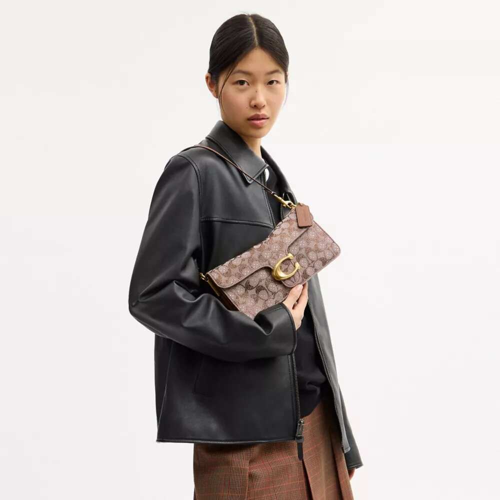 Tabby-Schultertasche 26 in Crystal Signature Jacquard