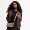 Tabby-Schultertasche 26 in Crystal Signature Jacquard