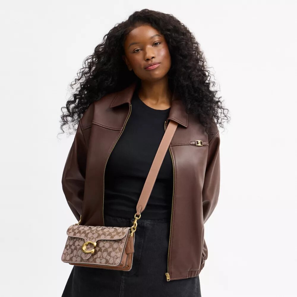 Tabby-Schultertasche 26 in Crystal Signature Jacquard