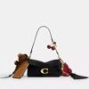 Tabby-Schultertasche 26 mit Anhängern