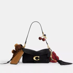 Tabby-Schultertasche 26 mit Anhängern