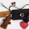 Tabby-Schultertasche 26 mit Anhängern