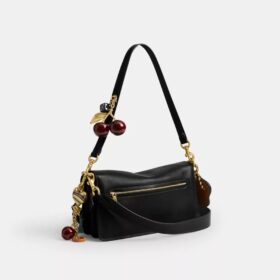 Tabby-Schultertasche 26 mit Anhängern