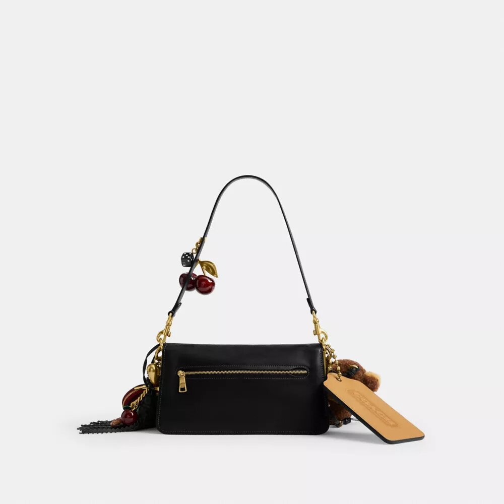 Tabby-Schultertasche 26 mit Anhängern