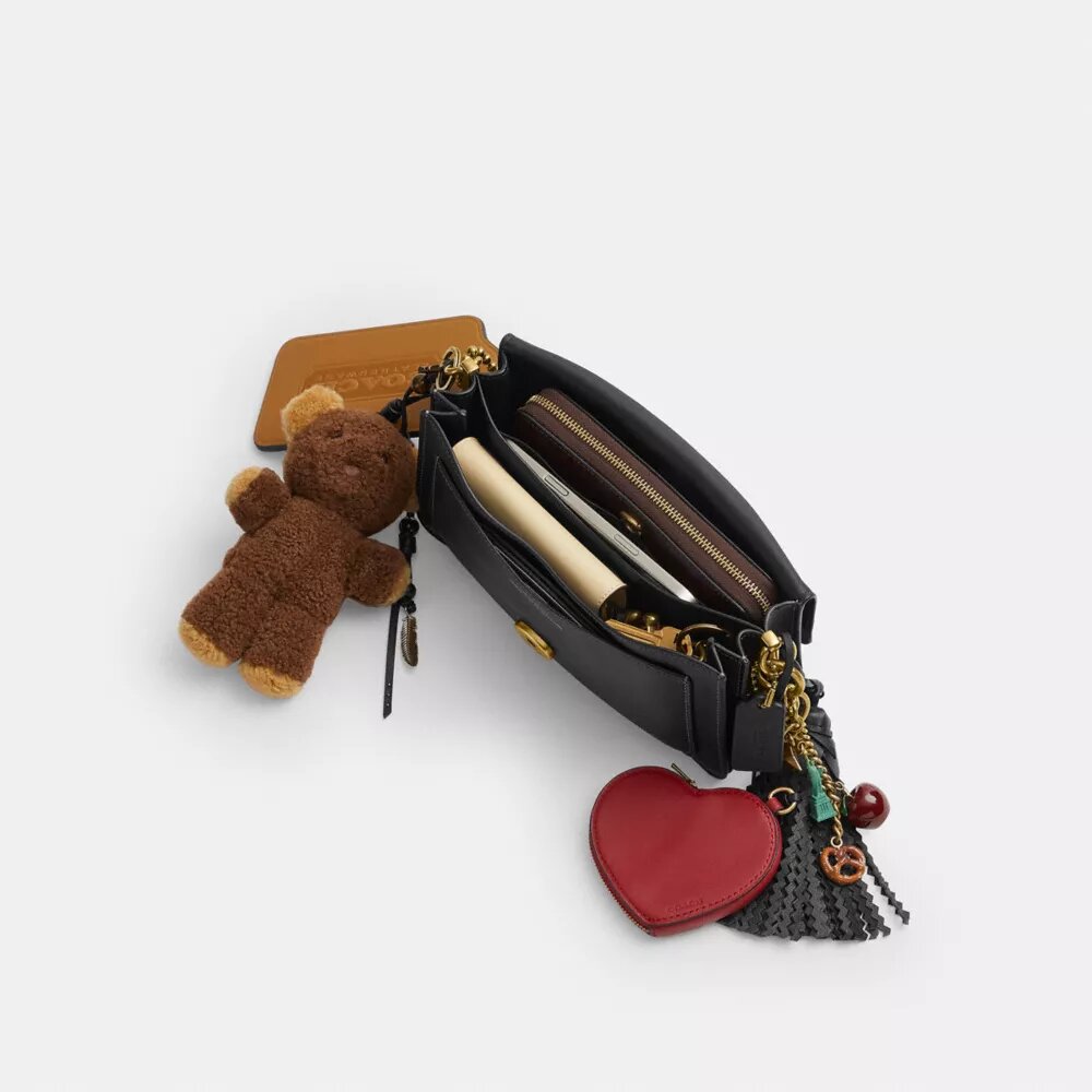 Tabby-Schultertasche 26 mit Anhängern