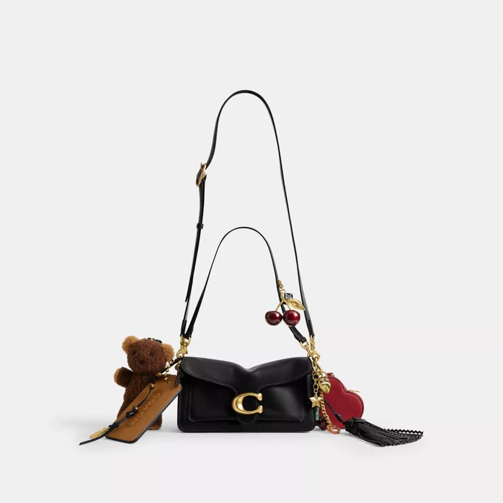 Tabby-Schultertasche 26 mit Anhängern