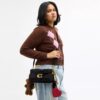 Tabby-Schultertasche 26 mit Anhängern