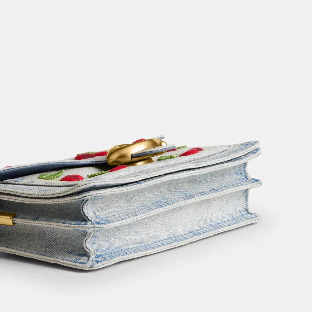 Tabby-Schultertasche 26 mit Kirschstickerei