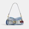 Tabby-Schultertasche 26 mit Patchwork aus wiederverwertetem Denim
