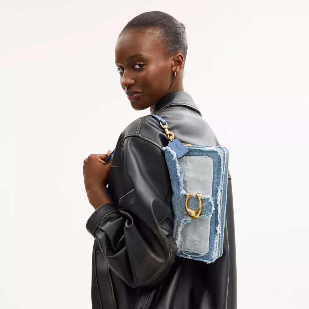 Tabby-Schultertasche 26 mit Patchwork aus wiederverwertetem Denim