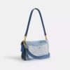 Tabby-Schultertasche 26 mit Patchwork aus wiederverwertetem Denim