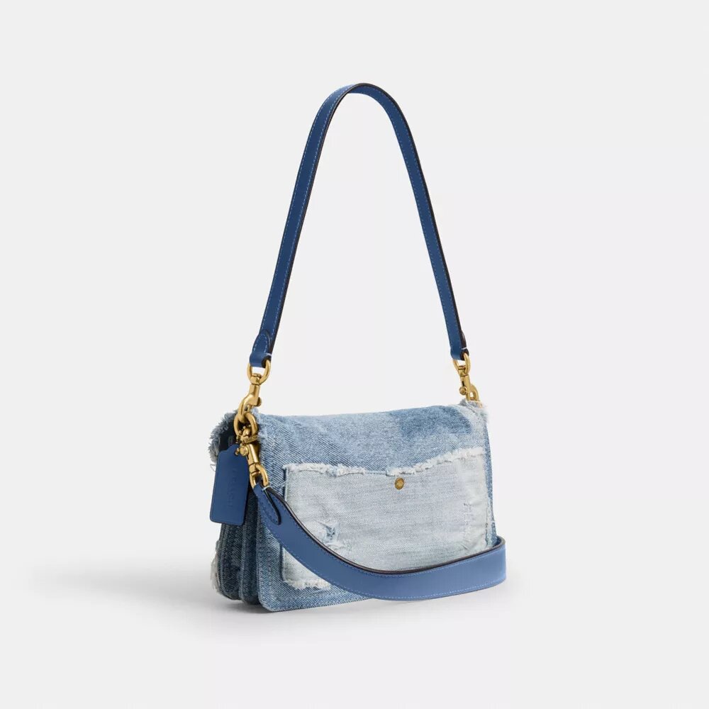 Tabby-Schultertasche 26 mit Patchwork aus wiederverwertetem Denim