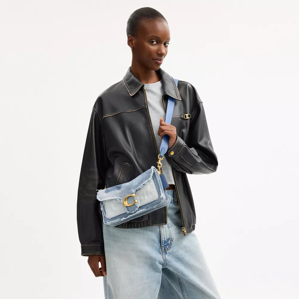 Tabby-Schultertasche 26 mit Patchwork aus wiederverwertetem Denim