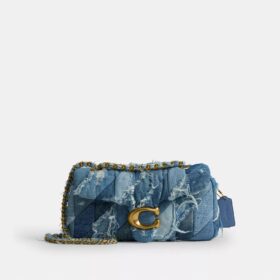Tabby-Schultertasche 26 mit Patchwork-Steppung aus wiederverwertetem Denim