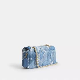 Tabby-Schultertasche 26 mit Patchwork-Steppung aus wiederverwertetem Denim