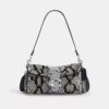 Tabby-Schultertasche 26 mit perlenverziertem Schlangenmotiv