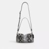 Tabby-Schultertasche 26 mit perlenverziertem Schlangenmotiv