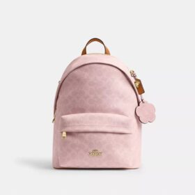 Taylor-Rucksack in kleiner Ausführung aus Signature Canvas mit Anhängern