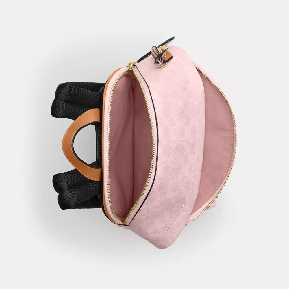 Taylor-Rucksack in kleiner Ausführung aus Signature Canvas mit Anhängern