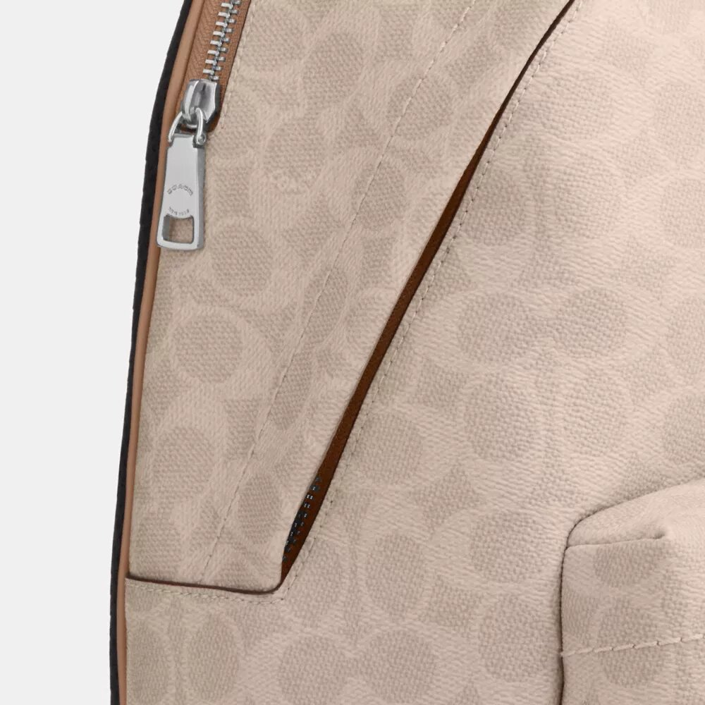 Taylor Small Rucksack aus Signature Canvas